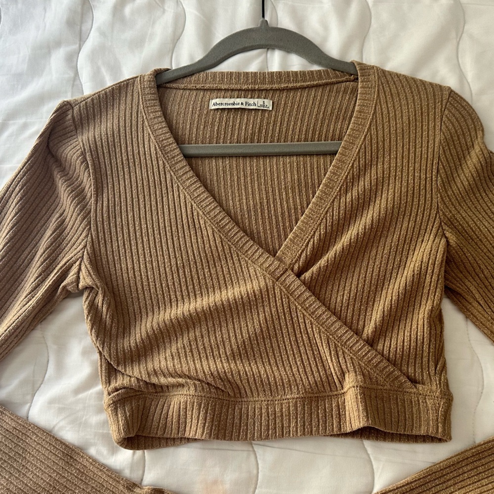 Long sleeve Abercrombie and fitch cropped shirt